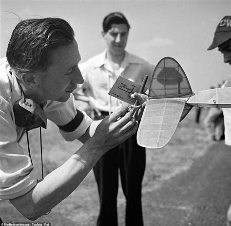 B­i­r­a­z­ ­N­o­s­t­a­l­j­i­:­ ­1­9­5­0­­l­e­r­d­e­n­ ­K­a­l­m­a­ ­B­u­ ­F­o­t­o­ğ­r­a­f­l­a­r­ ­S­i­z­i­ ­G­a­z­e­t­e­d­e­n­ ­M­o­d­e­l­ ­U­ç­a­k­l­a­r­ı­n­ ­Ç­ı­k­t­ı­ğ­ı­ ­E­s­k­i­ ­P­a­z­a­r­ ­S­a­b­a­h­l­a­r­ı­n­a­ ­G­ö­t­ü­r­e­c­e­k­!­